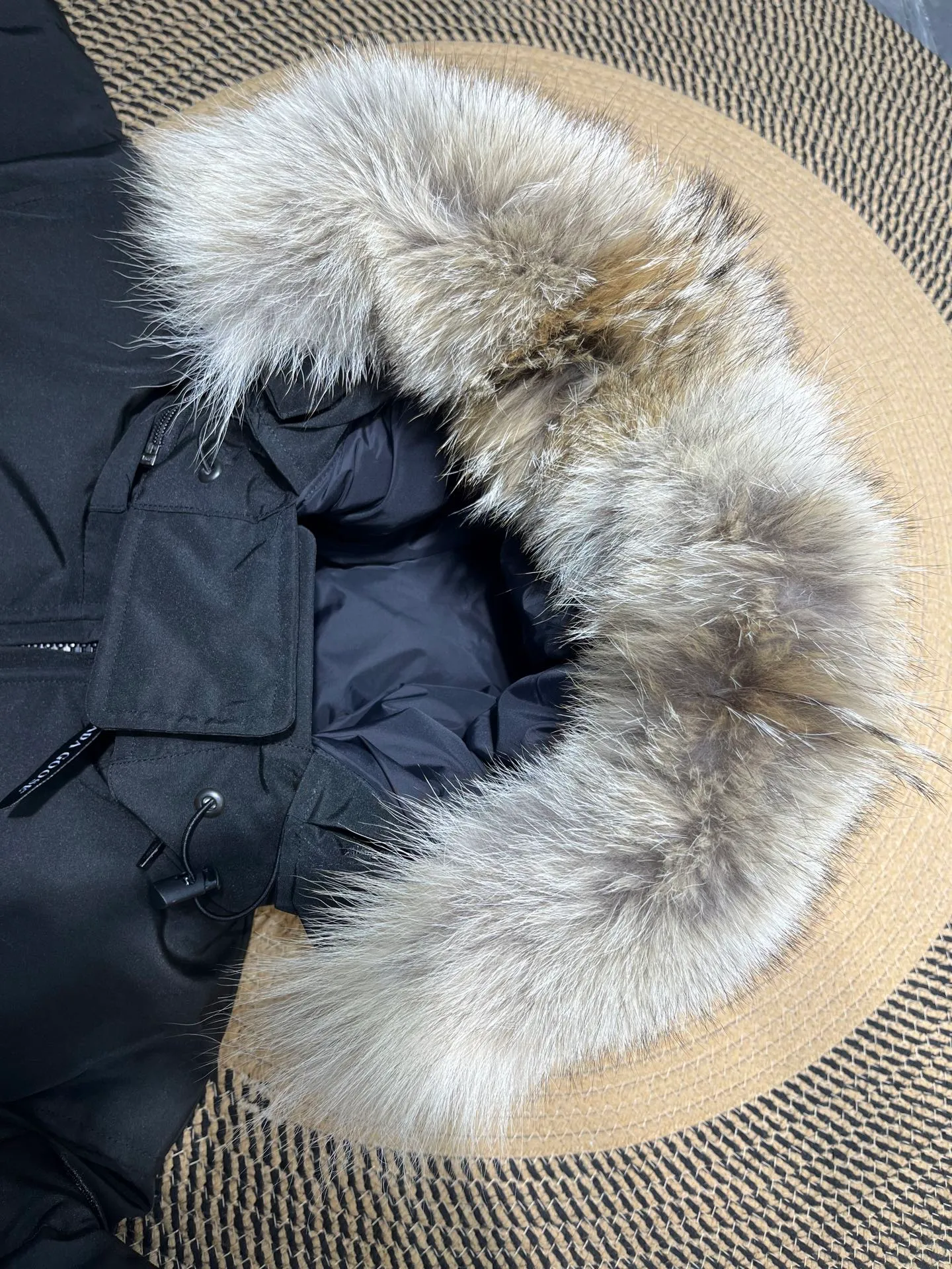 P860 Canada Goose Canada # Expedition04 Parker, a treasure of Canadian origin! Limited supply worldwide! Canada Goose Model 04 is a top-notch couple model, polar cold-proof outdoor series fur collar detachable hooded parka down jacket, the first Goose in 2024. I hope my partners like the top quality, and I hope everyone can evaluate it together! The most popular cool items of the Big Goose family in 2024 are online. The same popular product of Yi Yang Qianxi is said to be a joint limited edition Big Goose that cannot be bought in autumn and winter. If you dislike the sameness of the Big Goose in the past, then this model will definitely give you a different experience! This year's most powerful couple's collection for autumn and winter is online, a top-notch luxurious ready-to-wear style, paired with an outdoor warm down jacket with great style and charm! The most standard and classic items of the Daye family in the past two years are equipped with unique reflective stripes for embellishment, which further shows the high-end fashion performance effect. With the embellishment of hardware buckles, it has excellent performance effect. The upper body is clean, simple and elegant, even for urban leisure. It is suitable for various occasions. Designed with large pockets, this model has a large capacity and is equipped with reflective stripes, making it safer at night. It is suitable for various adventure activities. It is made of windproof and waterproof technical materials. The interior is filled with full white duck down, which is absolutely cold-proof and warm. It also has a stand-up collar design and fine fluff at the collar, with meticulous attention to detail! The charm of this model is also more spiritual, and the upper body has more temperament and specifications. It perfectly shows the ultra-high standard of fashionable performance of this model, integrating outdoor and life, and you can even create high-street wear! The most pinnacle limited-edition goose that we have presented so far, both in terms of design and detailed materials, it is completely outstanding. The grand and evergreen version design is matched with cool reflective elements. The overall appearance can be said to be quite high, and it has that kind of powerful outdoor performance! It combines high-end casual attributes with high-street style. It is high-grade, domineering, warm, and beautiful. The visibility of the upper body is quite strong, and the configuration of the owl element is highly brand-recognizable. It fully complements the overall brand performance and visual effects, and also has the high-end sense of fashion and fashionable performance. It is a must-buy product because it is the most awesome down brand on the planet and one of Canada's three national treasure brands. It is also a sentimental down luxury brand. In the field of polar cold-proof clothing, Goose has made an irreplaceable contribution... Size: xs s m l xl
